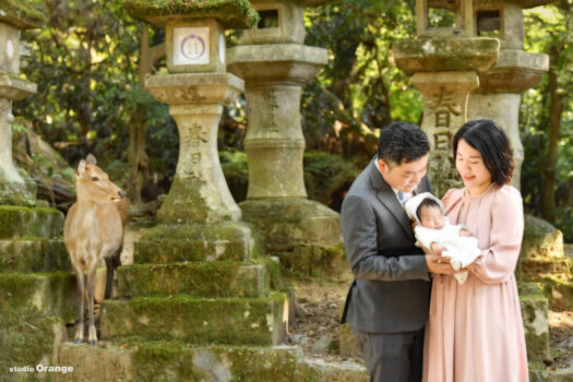 春日大社で撮影したお宮参り写真撮影　家族写真　3ヶ月女の子　灯篭の参道　奈良の鹿