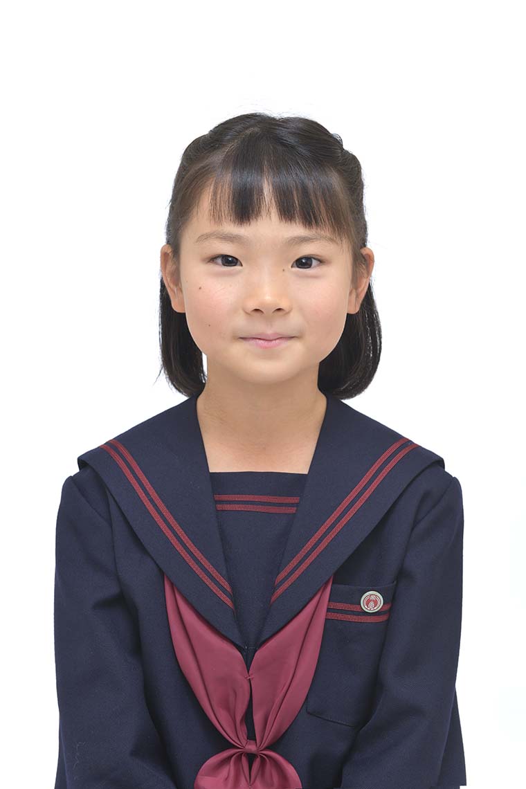 赤色のセーラー服を着た女の子