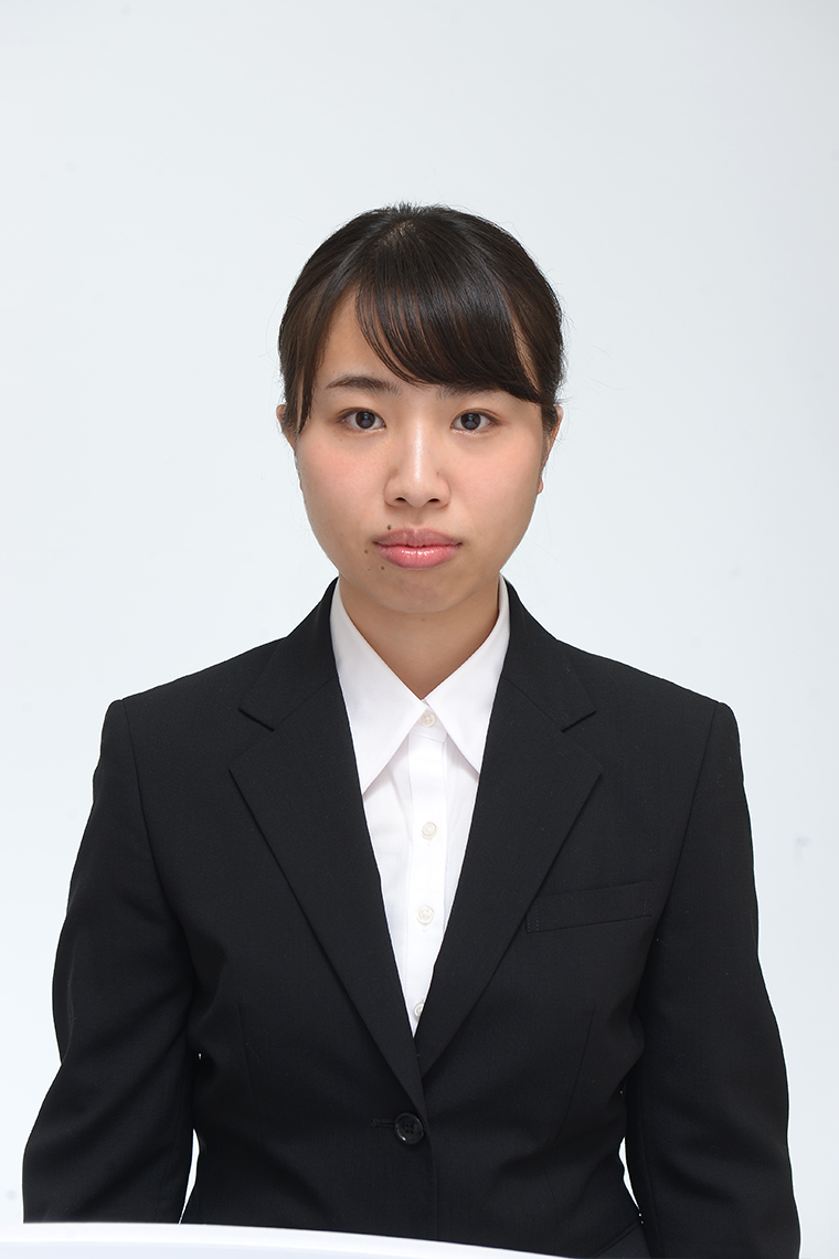 スーツを着た女性