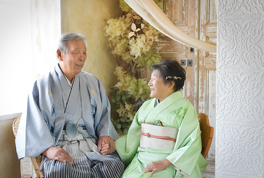 着物を着た老夫婦