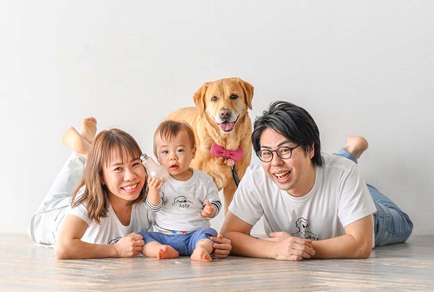 大型犬との家族写真