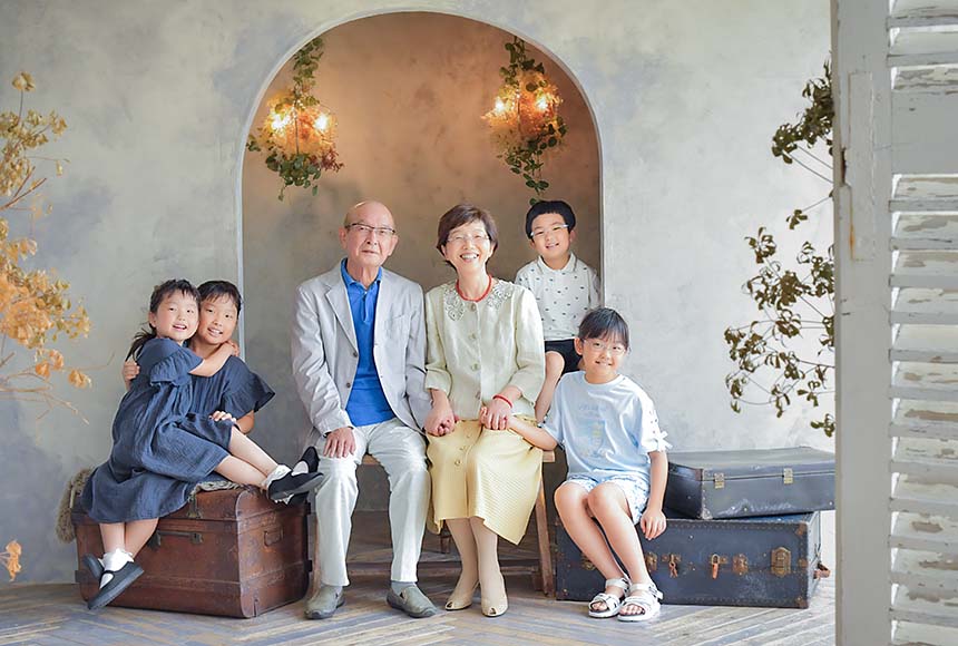 4人の孫と写真を撮る祖父母