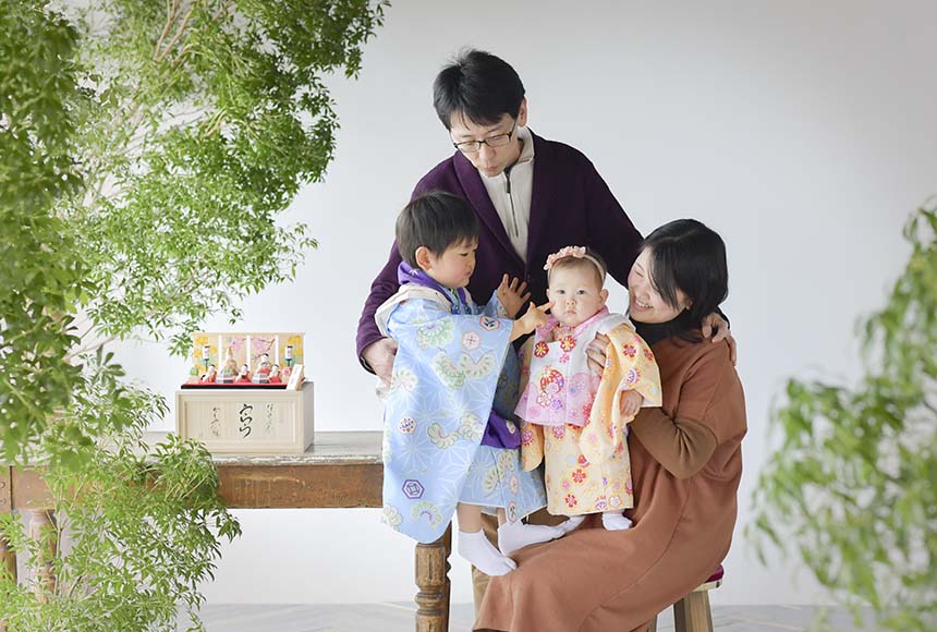 女の子の初節句撮影の家族写真