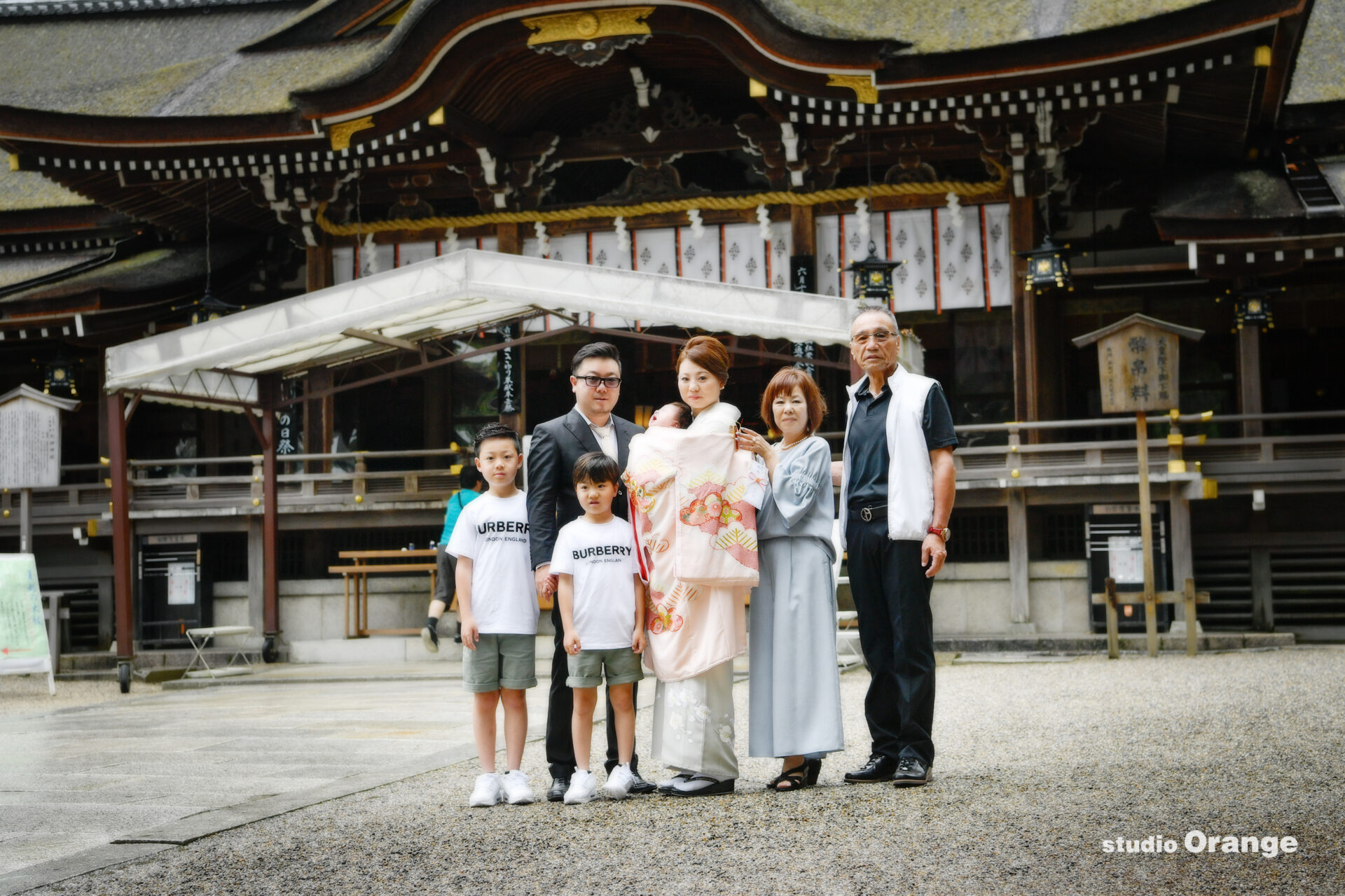 奈良の大神神社で2ヶ月女の子のお宮参り出張撮影　神社でロケーション撮影　祖父母との家族撮影