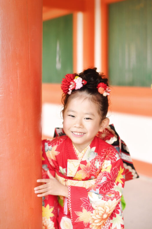 春日大社で7歳女の子の七五三撮影　赤い着物の七五三写真　