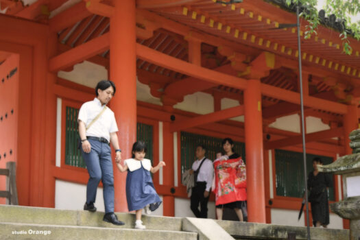 春日大社でお宮参り出張撮影　神社でロケーション撮影　5ヶ月女の子の家族撮影