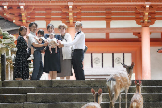 奈良の鹿と一緒にお宮参り写真　春日大社で家族写真撮影