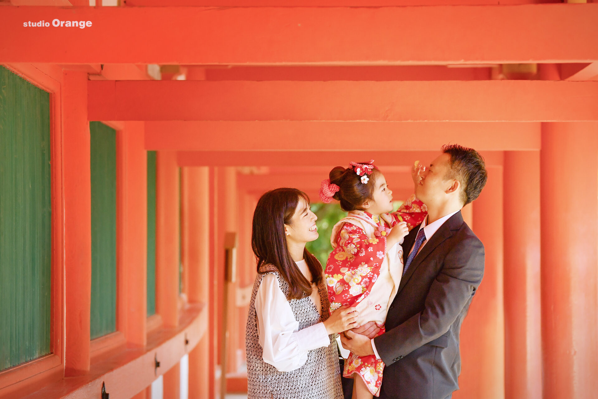 春日大社で3歳女の子の七五三撮影　赤い着物の七五三写真　家族撮影