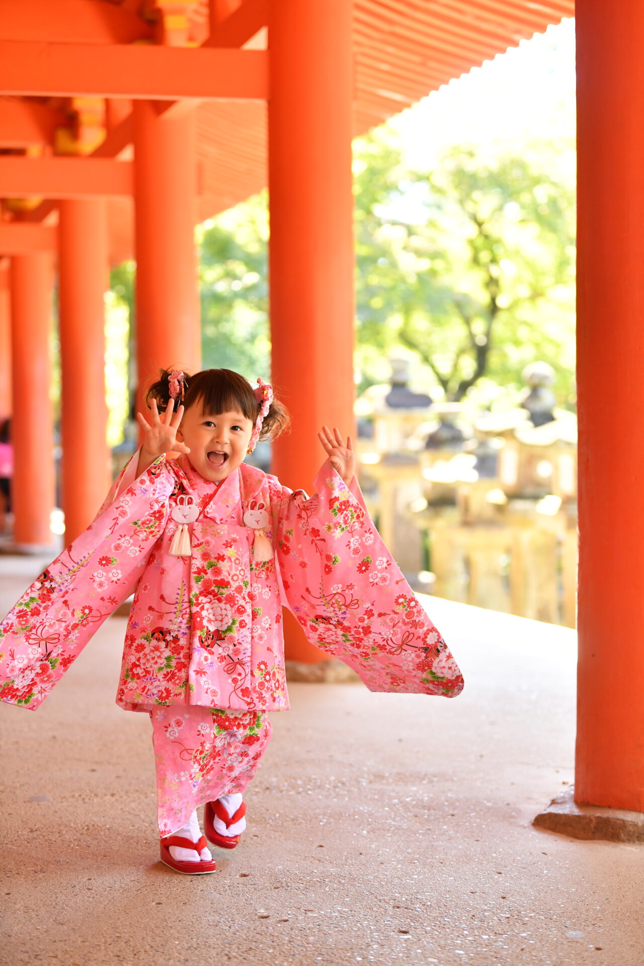 春日大社で3歳女の子の七五三撮影　ピンク着物の七五三写真　家族撮影