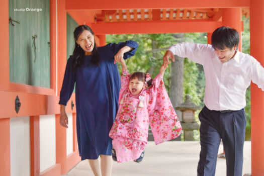 春日大社で3歳女の子の七五三撮影　ピンク着物の七五三写真　家族撮影