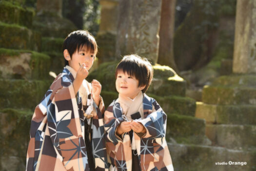 春日大社で5歳と3歳男の子の七五三撮影　茶色い秋色の着物の七五三写真　兄弟撮影