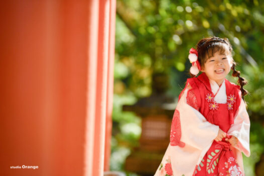 春日大社で3歳女の子の七五三ロケーション撮影　赤い着物でたまねぎヘアの七五三