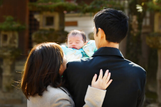 春日大社で撮影したお宮参り記念写真　奈良市の写真館スタジオオレンジのカメラマンが撮影した家族写真　1ヶ月男の子