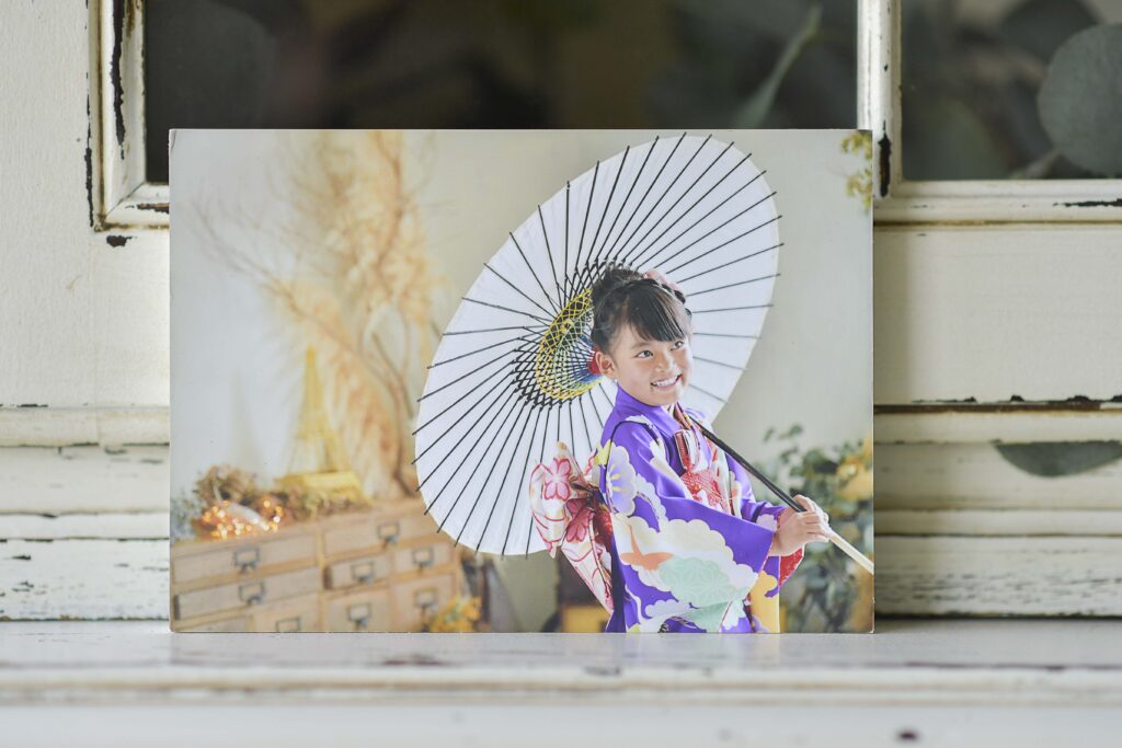 紫の着物を着た7歳女の子の写真のフレーム