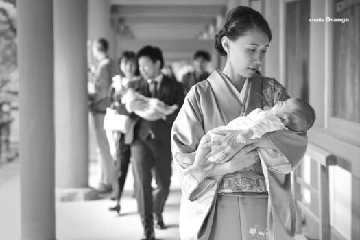 春日大社で2ヶ月女の子の双子の赤ちゃんのお宮参り出張撮影　ロケーション撮影　家族撮影　