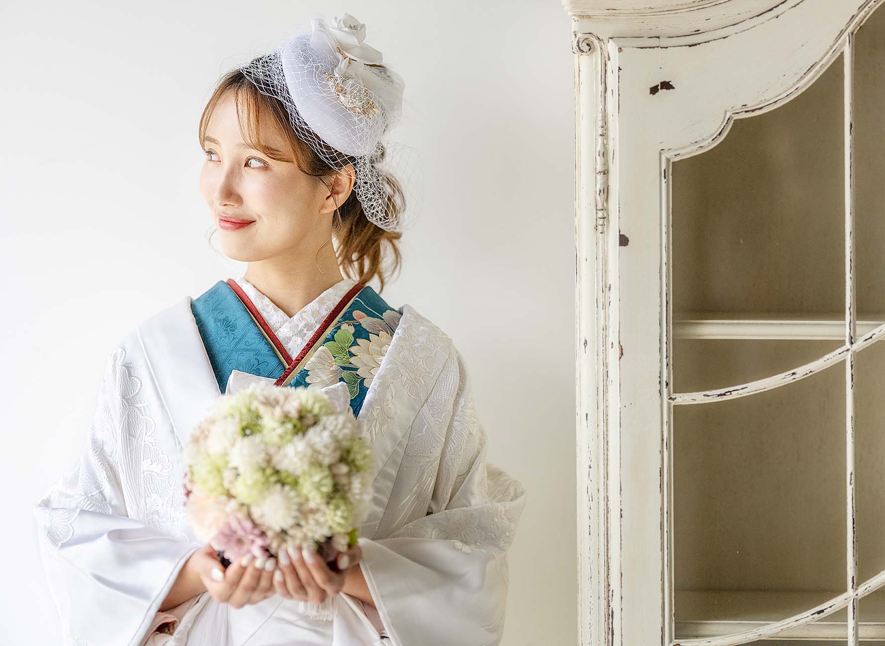 振袖に白打掛を着た女性