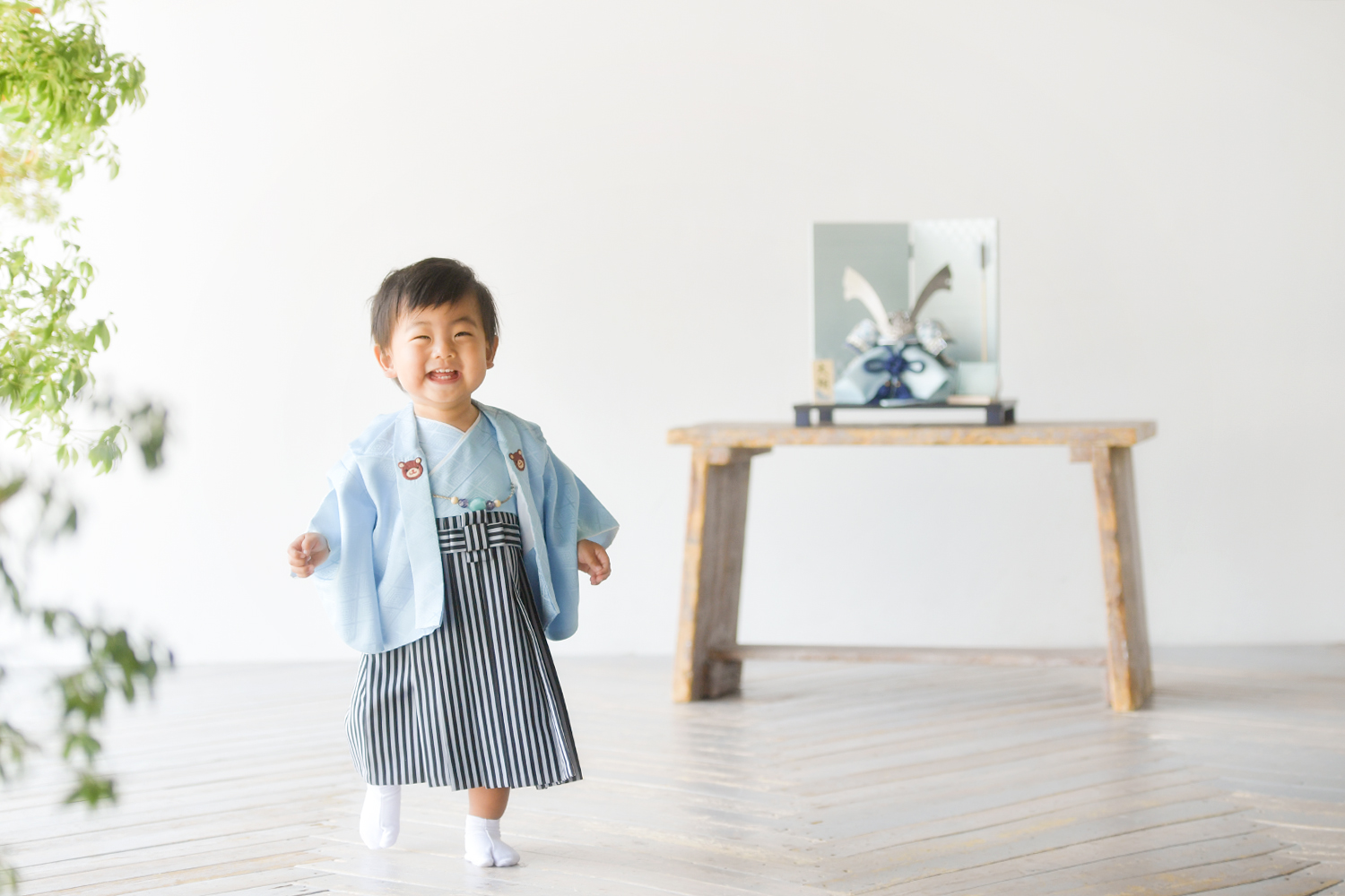 持ち込みのブルーの兜と楽しそうに走る1歳の男の子