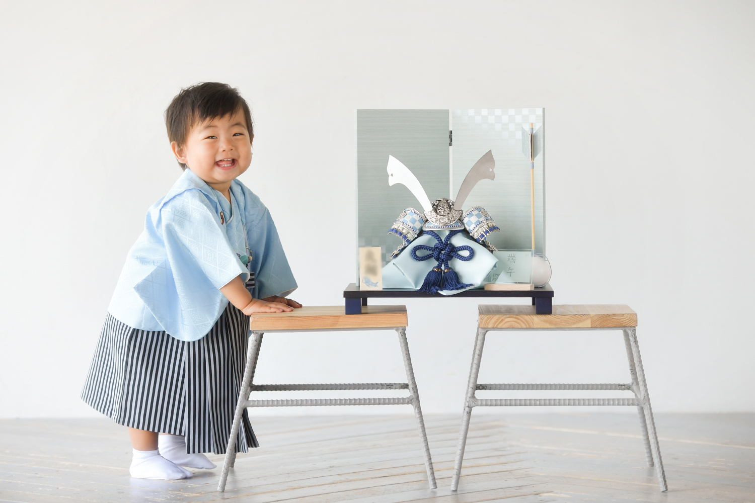 持ち込みの青い兜と青い着物を着た1歳の男の子