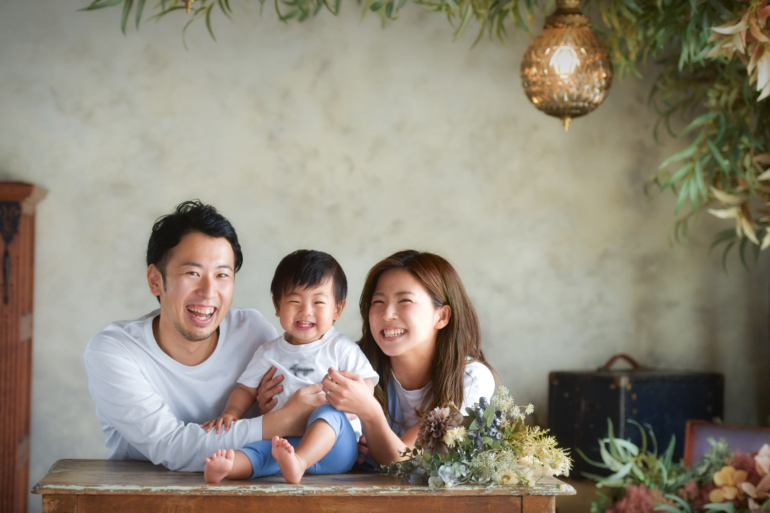 1歳のお誕生日記念にペアルックで写真を撮る家族