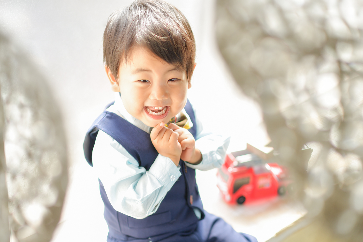 スタジオの衣装を着て楽しそうに笑う2歳の男の子