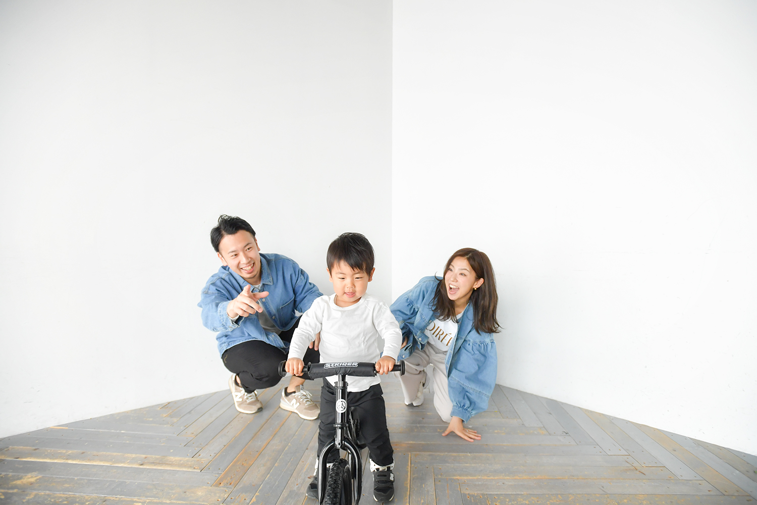 2歳のお誕生日プレゼントにもらった自転車にチャレンジする男の子