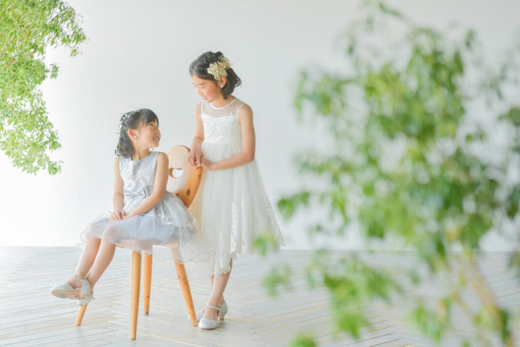 姉妹が見つめあっている写真