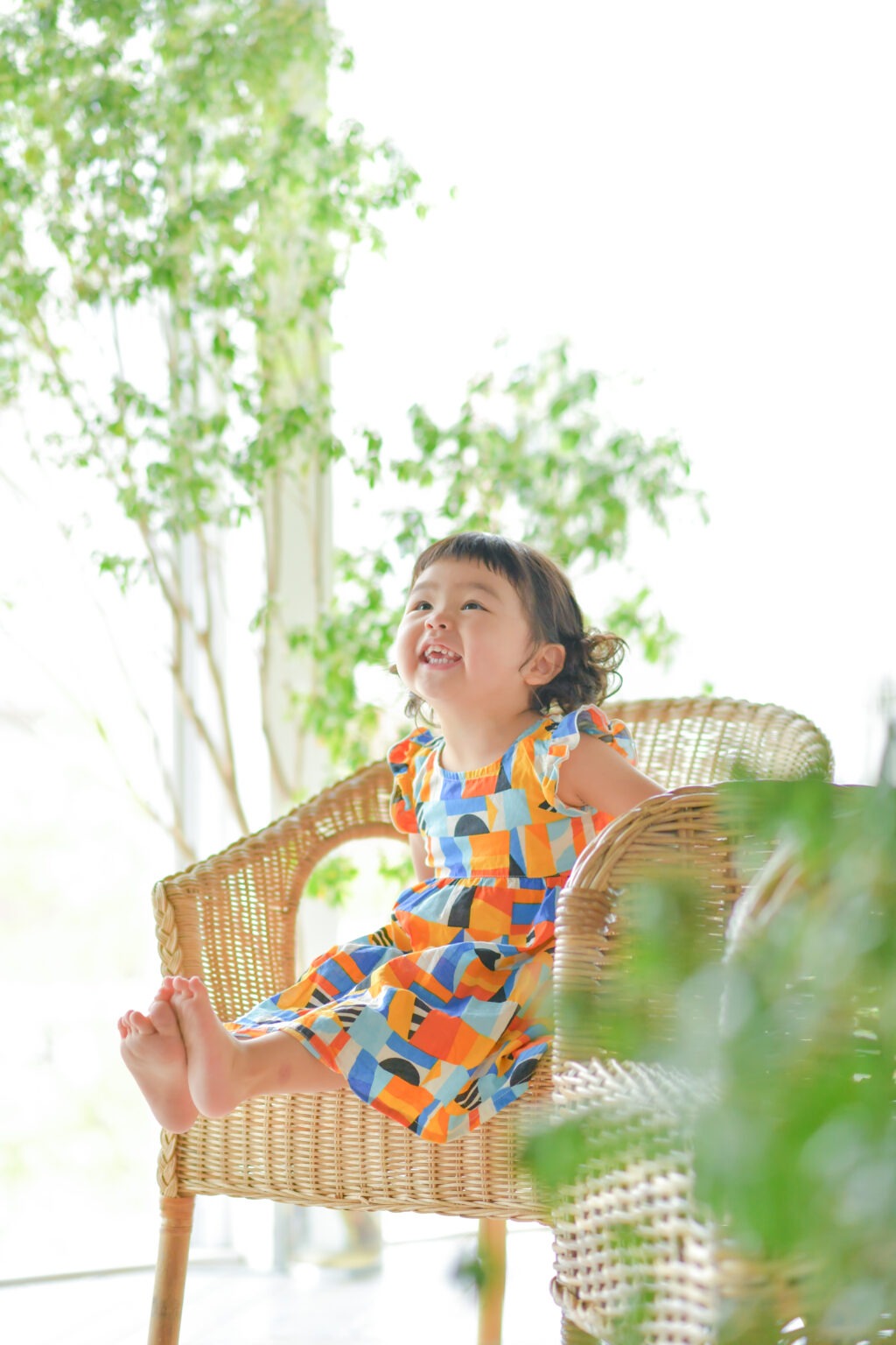 椅子に座っている女の子
