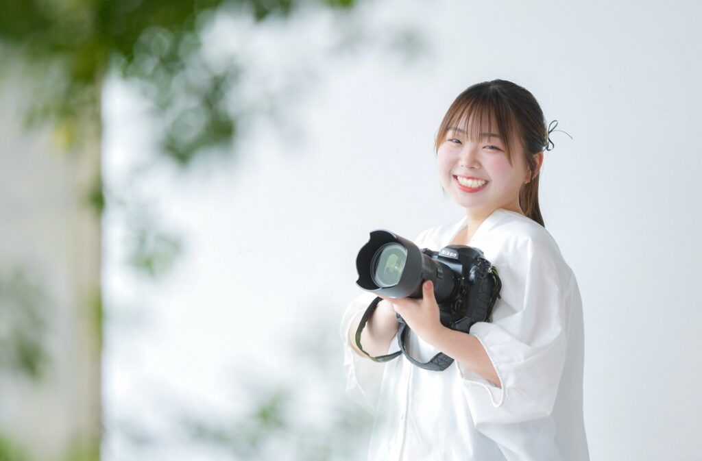カメラを持った女性