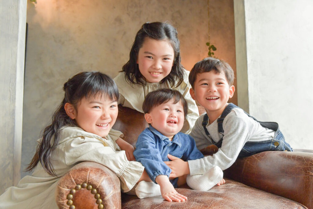 4人兄弟が笑っている写真