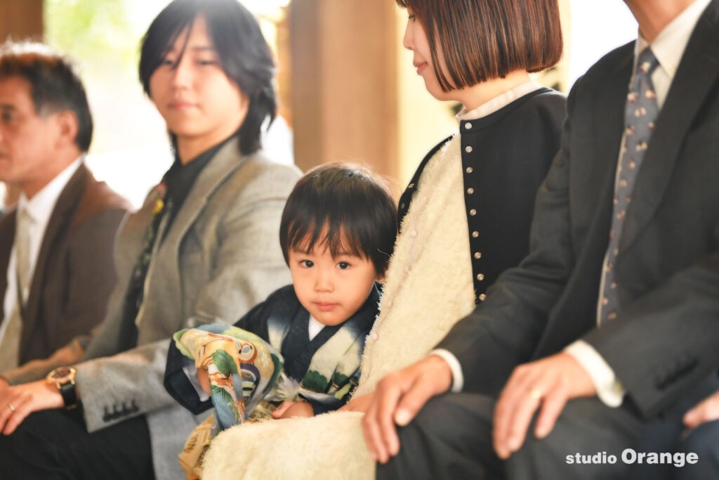 手向山神社でのご祈祷にドキドキしている5歳男の子