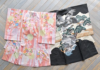 ピンクの初着と黒色の初着が広げて並んでいる