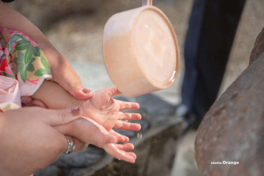 手水で清める3歳女の子の手