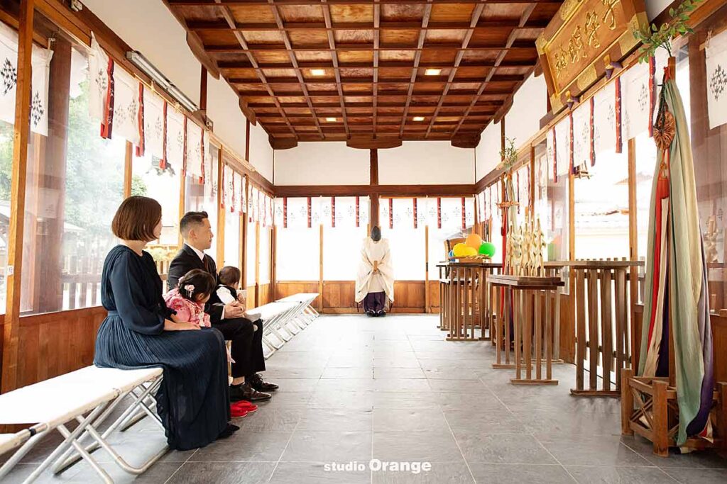 率川神社でご祈祷をうけるピンクの着物を着た3歳女の子と家族