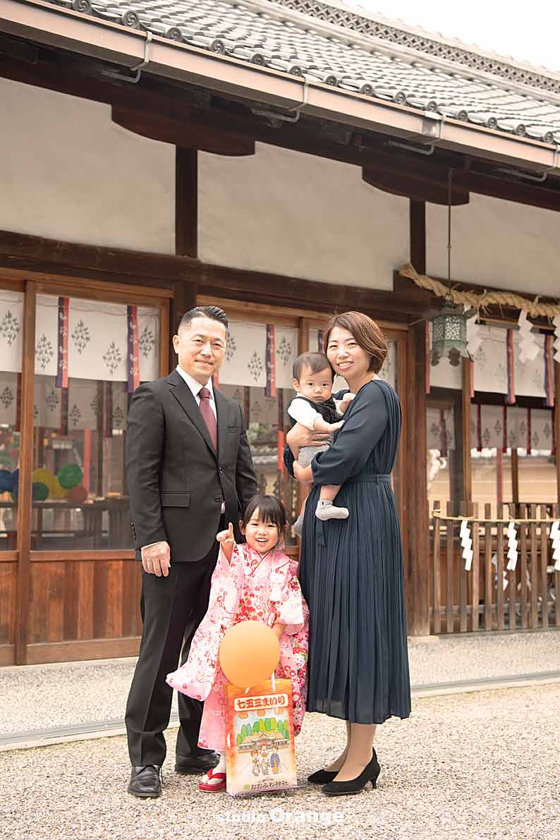 率川神社で七五三の家族写真を撮るご家族