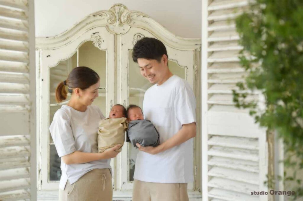 双子のニューボーンフォトでパパとママと家族撮影