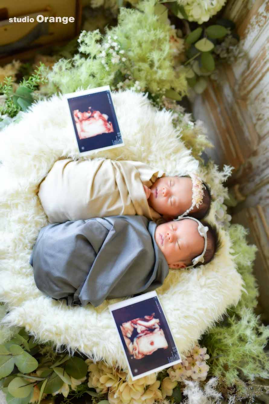 おくるみに包まれた双子のニューボーンフォト