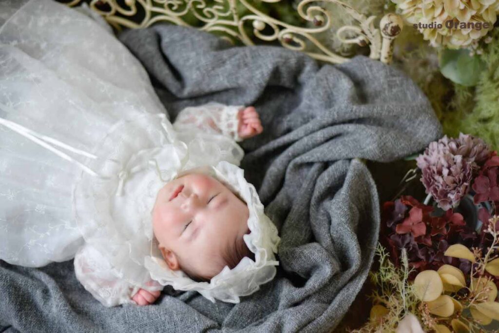 ベビードレスで寝ているあかちゃん