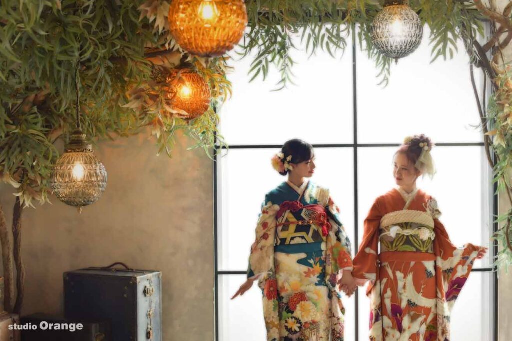 オレンジ色の振袖と青色の振袖を着た女の子の成人記念写真