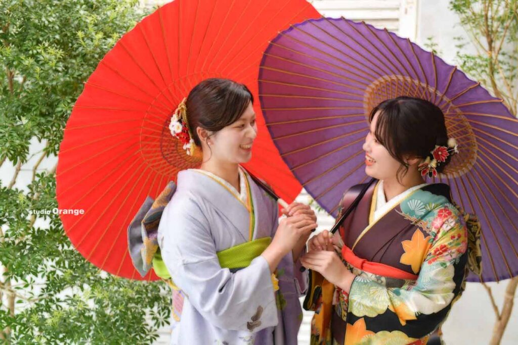 お友達と一緒に成人記念撮影をする女の子二人