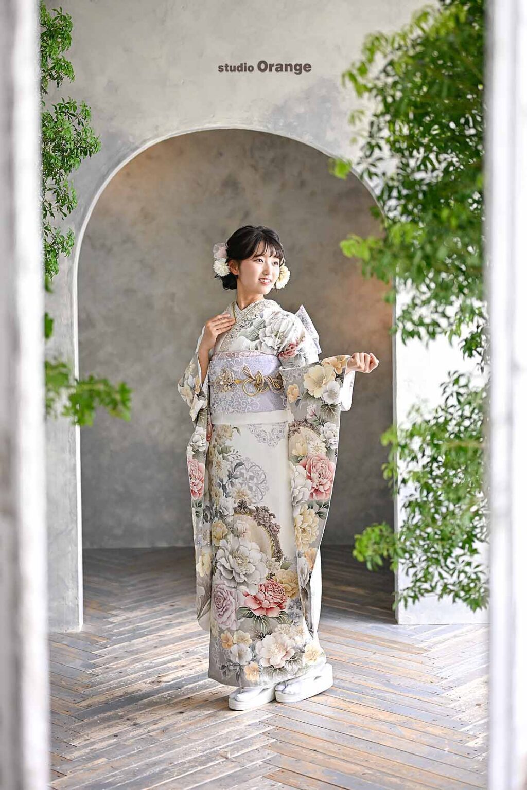 白い振袖をきた女性