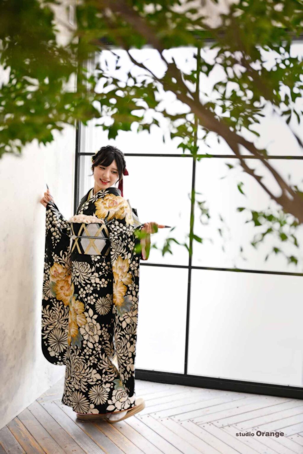 スタジオオレンジのレンタル振袖をきて成人記念撮影をする女の子