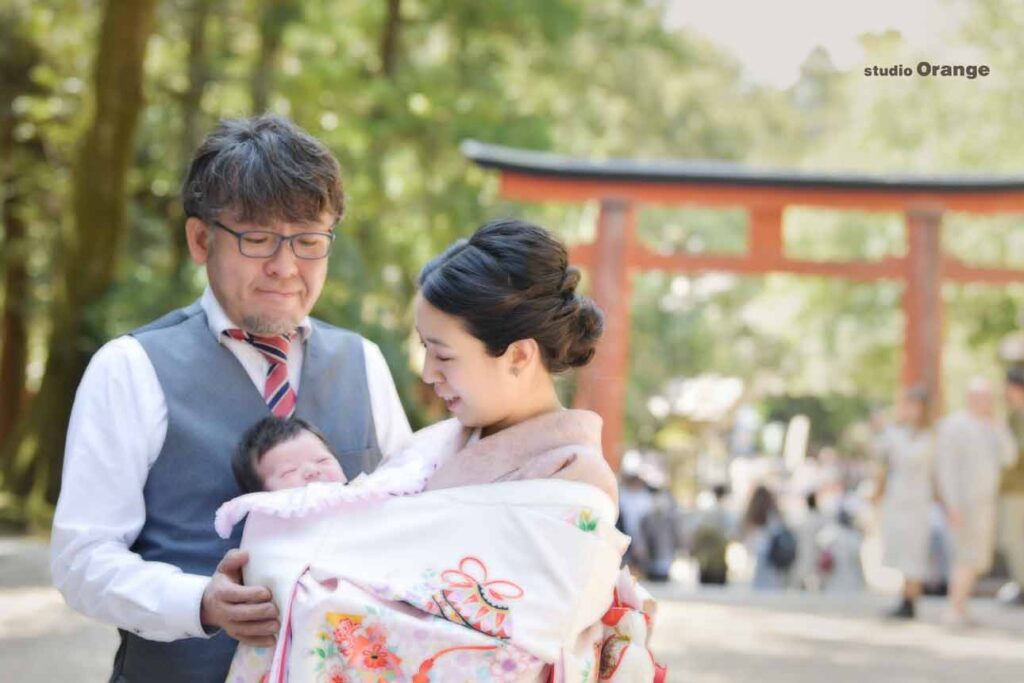 春日大社のお宮参りで赤ちゃんを抱っこするお母さんとお父さん