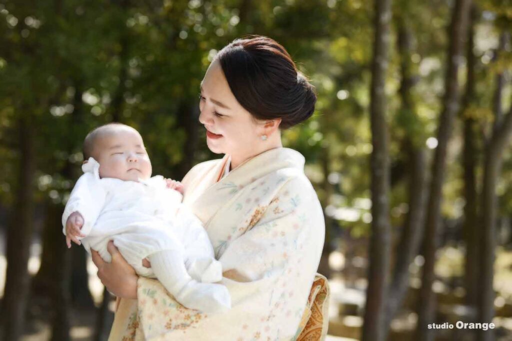 赤ちゃんを抱っこしてる着物を着たお母さん