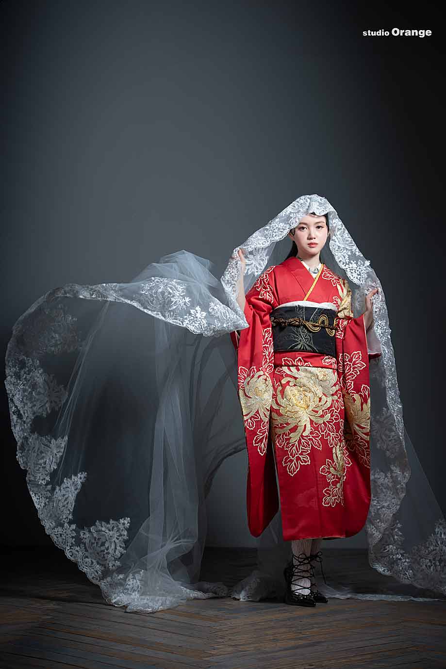 赤い振袖を着た成人式前撮りの女の子