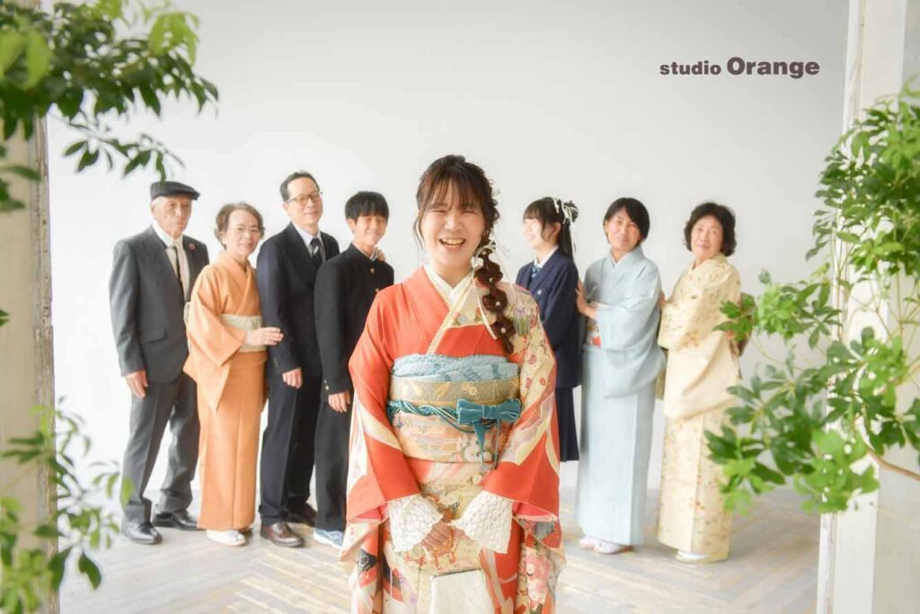振袖で家族撮影をする20歳のお嬢様。