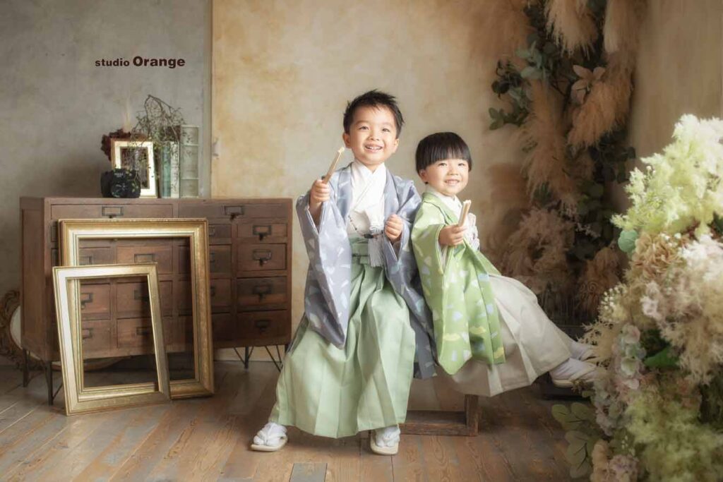 スタジオオレンジで撮影する3歳、5歳男の子