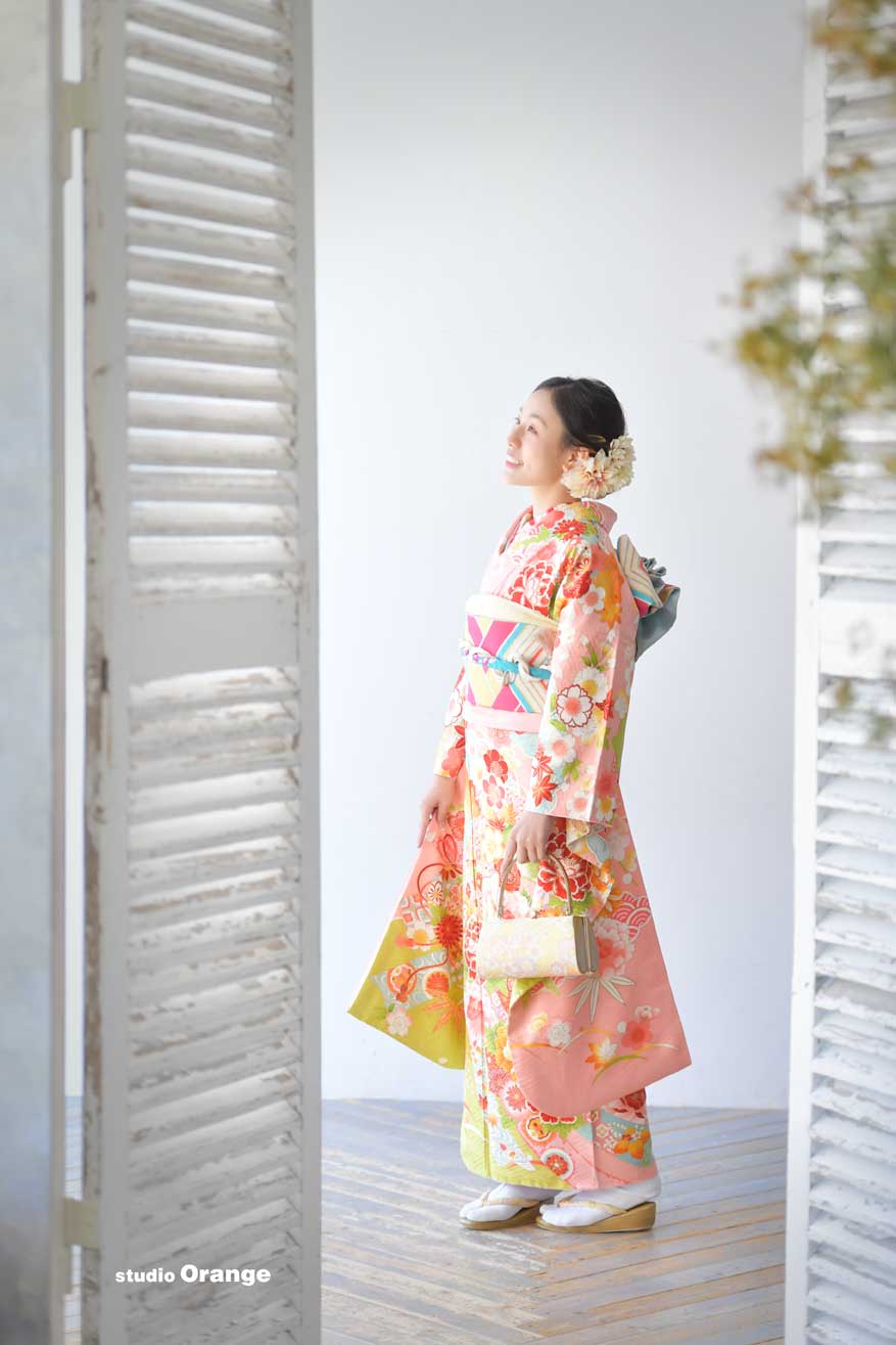 振袖姿のお嬢様が微笑んでいる