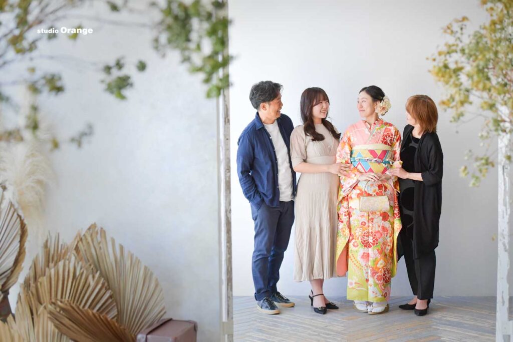 家族で成人式撮影をしている様子