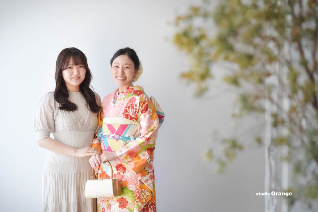 お姉さんと一緒に振袖をきて撮影するお嬢様