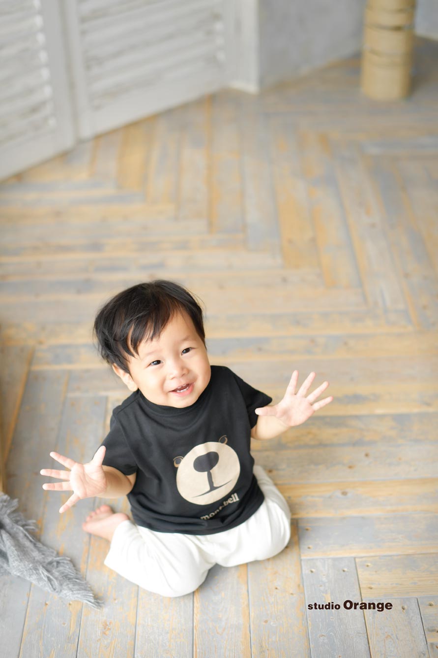 1歳お誕生日撮影両手を広げて手のひらを見せている様子